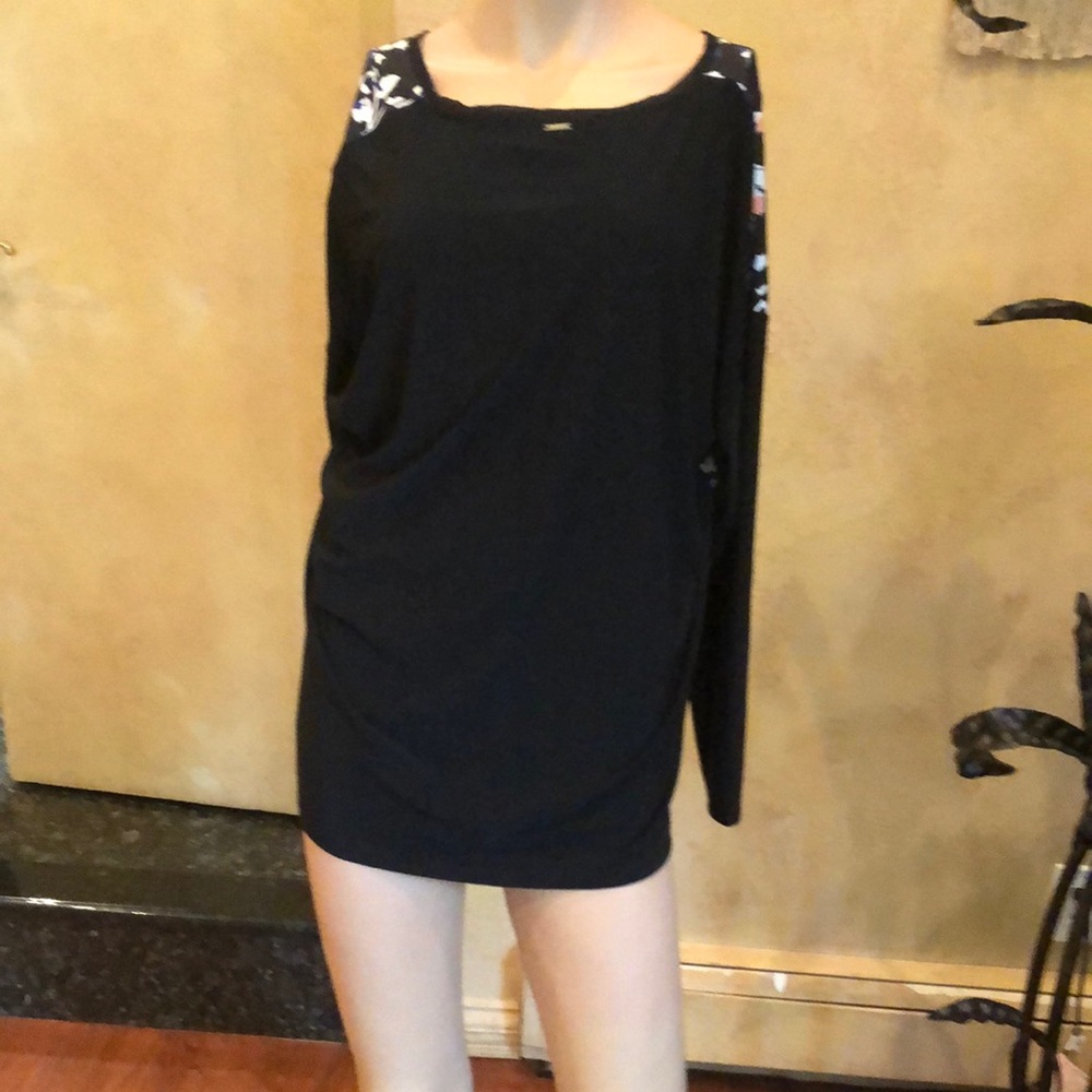 Dkny  V Neck top with floral design front 
long sleeves and plain black back!